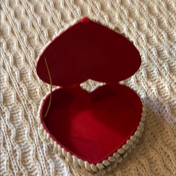 Beautiful Shell Heart Box - Picture 2 of 3